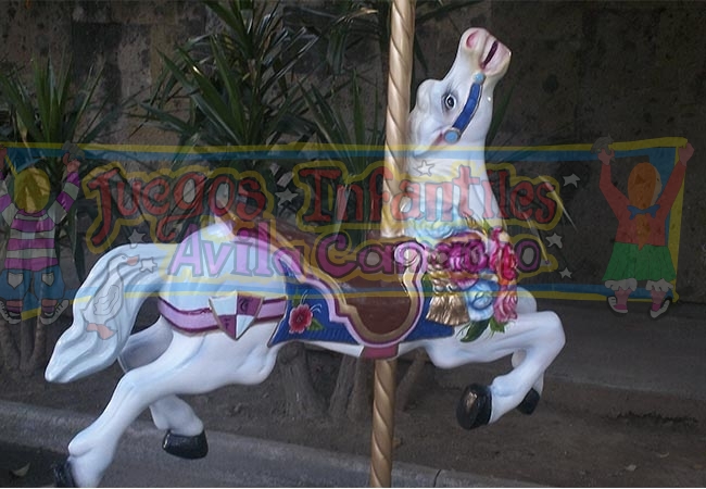 Figura de caballo de las rosas para decoracion en fibra de vidrio en diferentes colores...
